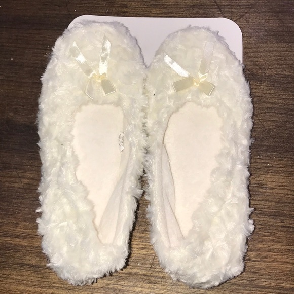 womens white fuzzy slippers
